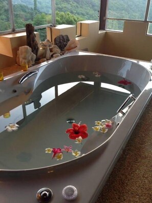 Villa, 2 chambres, non-fumeur, cuisine | Salle de bain | Douche, articles de toilette (gratuits), séchoir à cheveux