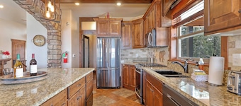 Kodiak Cabin,  Great cabin located in upscale Steam Engine subdivision