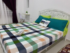 4 dormitorios y tabla de planchar con plancha