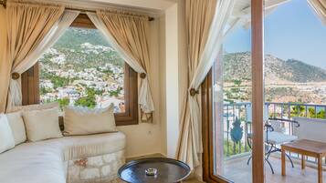 Suite, Sea View | Living area | 20-inch LCD TV with satellite channels, TV