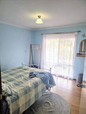 3 bedrooms, desk, iron/ironing board, free WiFi