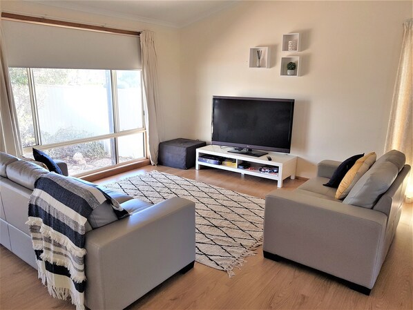 Smart TV, video game console