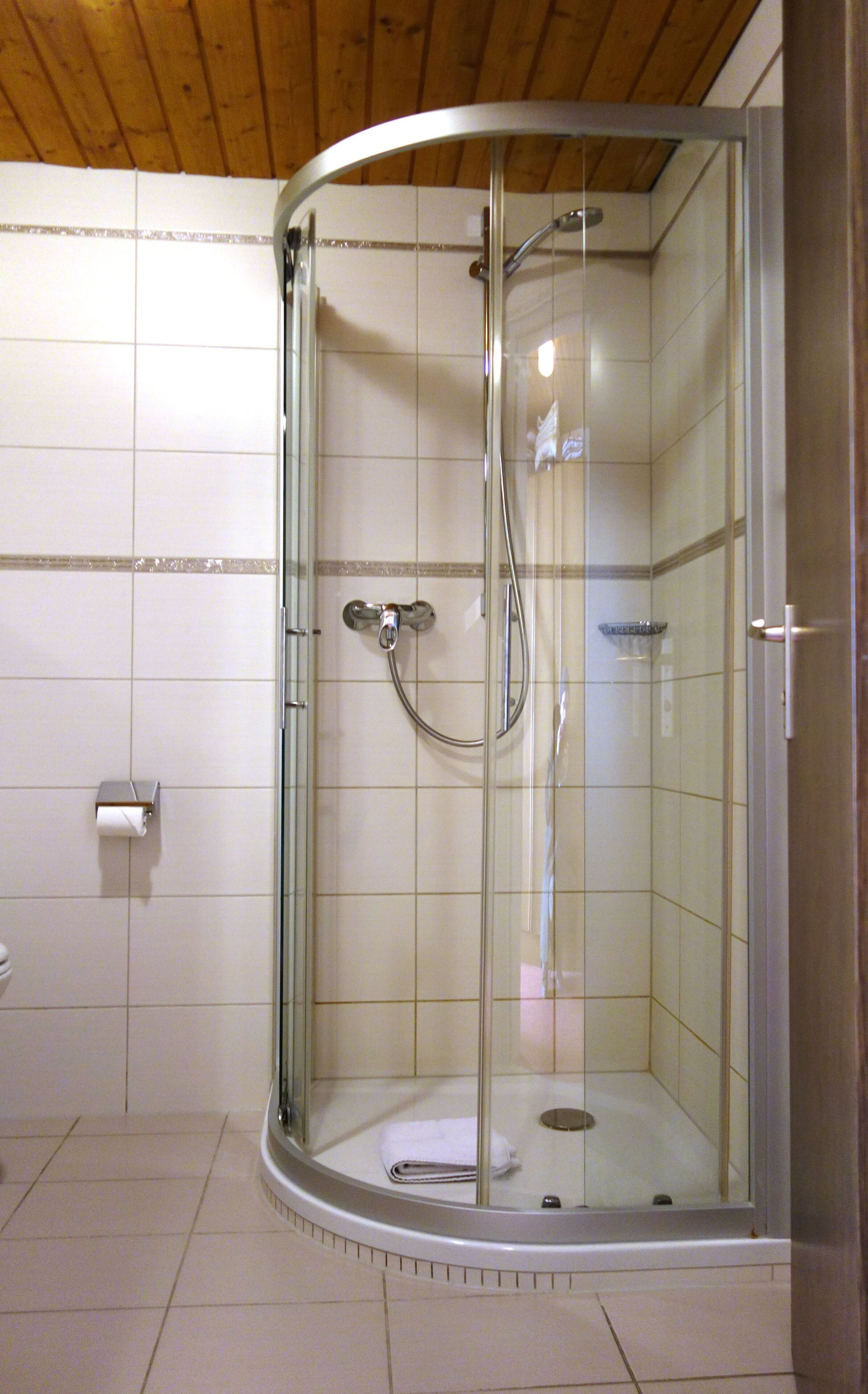 Douche, séchoir à cheveux, serviettes fournies, savon