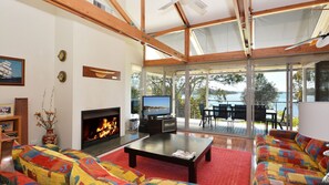 TV, fireplace, DVD player - Lake Macquaries' Edgewater Escape at Morisset Memories (Morisset)