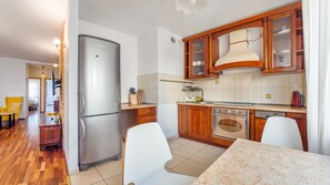 Apartment (17) | Private kitchenette | Fridge, stovetop, electric kettle, cookware/dishes/utensils