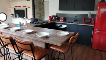 Een koelkast, een microgolfoven, een oven, een kookplaat