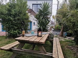 Outdoor dining - Charming house with white mill. (Brest)