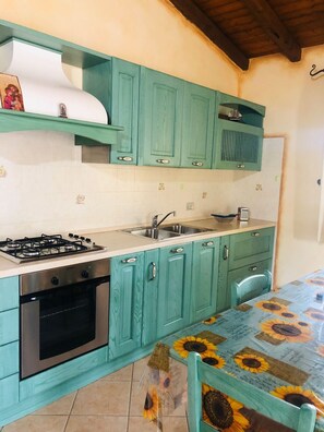 Departamento, 2 habitaciones | Cocina privada | Refrigerador con congelador, horno y parrilla de estufa