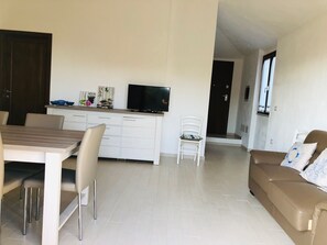 Apartemen, 2 kamar tidur | Area keluarga | TV layar datar