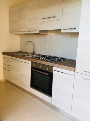 Apartment, 2 Schlafzimmer | Eigene Küche | Großer Kühlschrank, Ofen, Herdplatte, Kochgeschirr/Geschirr/Besteck