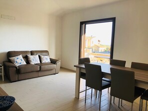 Apartment, 2 Schlafzimmer | Wohnbereich | Flachbildfernseher