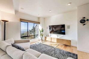 Una Smart TV, una chimenea, un reproductor de DVD, una oficina