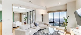 Luxurious & Modern 3 Bed/2.5 Bathroom Home with AC & gorgeous views of the SF Bay.