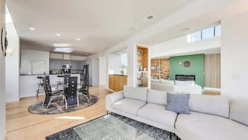 Smart-TV, Kamin, DVD-Player, Arbeitsbereiche