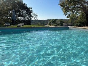Outdoor pool - Charming 2 bedroom cottage, air conditioning, private garden,pool and games room (Curemonte)