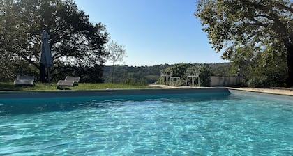 Bonita casa de campo de 2 dormitorios rodeada de naturaleza, piscina y sala de juegos.