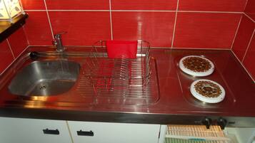Réfrigérateur, micro-ondes, plaque de cuisson, cafetière/bouilloire