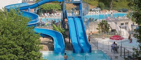 Piscine extérieure en saison