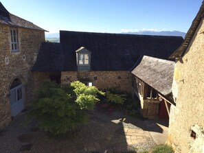 Family Suite, Courtyard View (Jacqueline) | Courtyard view - B&B Maison D'Orride (Ledeuix)
