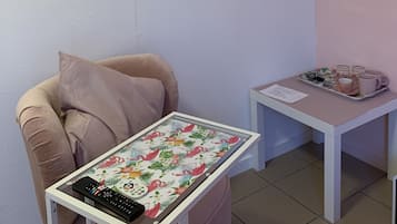 Tweepersoonskamer (Flamingo Road) | Woonruimte | Een flatscreentelevisie