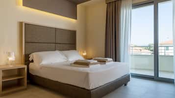 Superior kamer, gedeeltelijk uitzicht op zee | 1 slaapkamer, luxe beddengoed, donsdekens, een minibar