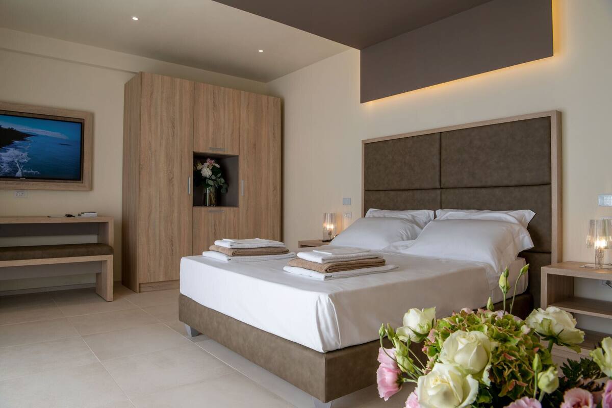 Premium bedding, down duvets, minibar, in-room safe