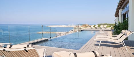 Una piscina al aire libre de temporada