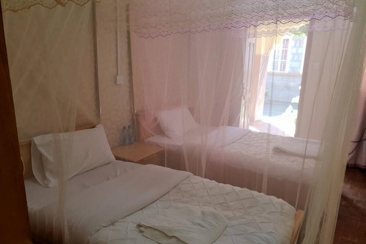 Habitación estándar con 2 camas individuales | Escritorio, cortinas opacas, wifi gratis y ropa de cama