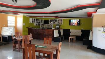 Melayani sarapan, makan siang, makan malam; sajian masakan lokal