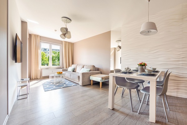 Appartement (005 B) | Woonkamer | Een flatscreentelevisie
