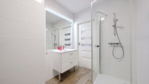 Appartement (403 C) | Salle de bain | Douche, sèche-cheveux, serviettes fournies