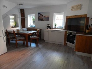 Een koelkast, een oven, een vaatwasser, een kinderstoel