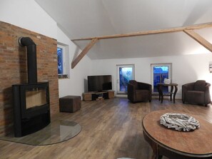 TV, fireplace