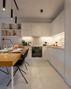 Fridge, oven, stovetop, dishwasher