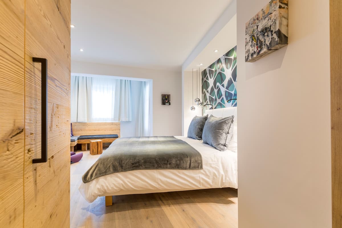 Hypo-allergenic bedding, in-room safe, desk, blackout curtains