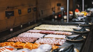 A buffet with various food items and condiments. - Hotel Flachauerhof  (Flachau)