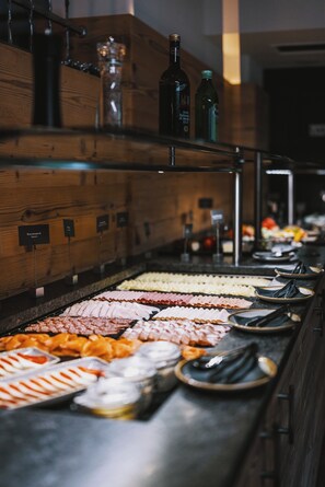 朝食 (ビュッフェ)、毎日提供 (1 名様 25 EUR)