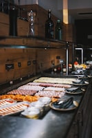 每日供应自助式早餐（每人 EUR 25）