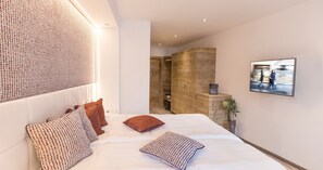 低刺激性寝具、セーフティボックス (室内)、デスク、遮光カーテン