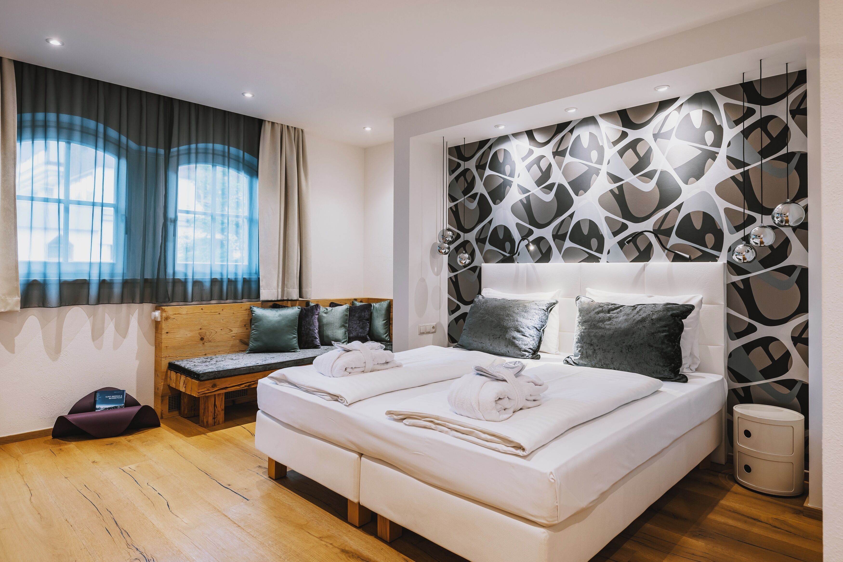 Ropa de cama hipoalergénica y caja de seguridad en la habitación 