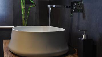 Dusche, Haartrockner, Bidet, Handtücher