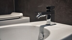 A modern bathroom with a chrome faucet and a white sink. - B&B near Hospital and barracks Guardia di Finanza (loc. Coppito/Pettino) (L'Aquila)