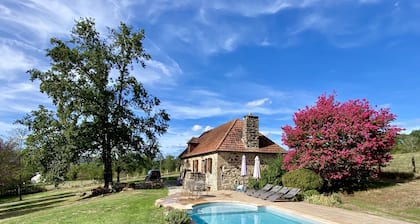 Casa rural de 2 dormitorios con piscina privada rodeada de naturaleza.