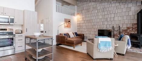 TV, fireplace, Netflix, Hulu