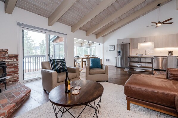 TV, fireplace, Netflix, Hulu