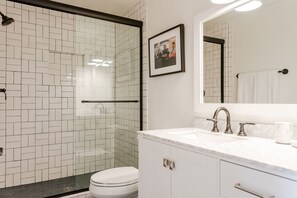 Combined shower/tub, hair dryer, towels