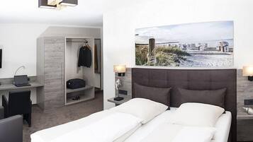 Quarto casal superior | Roupas de cama antialérgicas, escrivaninha, cortinas blackout