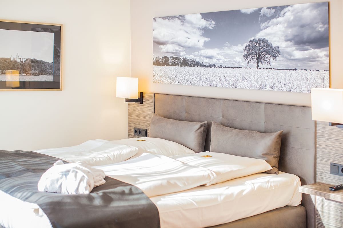 1 bedroom, hypo-allergenic bedding, desk, blackout curtains