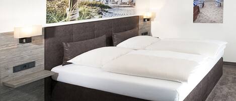 Superior tweepersoonskamer | Hypoallergeen beddengoed, een bureau, verduisterende gordijnen