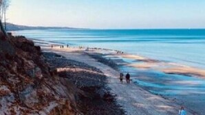 A coastal landscape with a rocky shoreline and a clear view of the sea. - Apartamenty Sun&Snow Reymonta (Kolobrzeg)